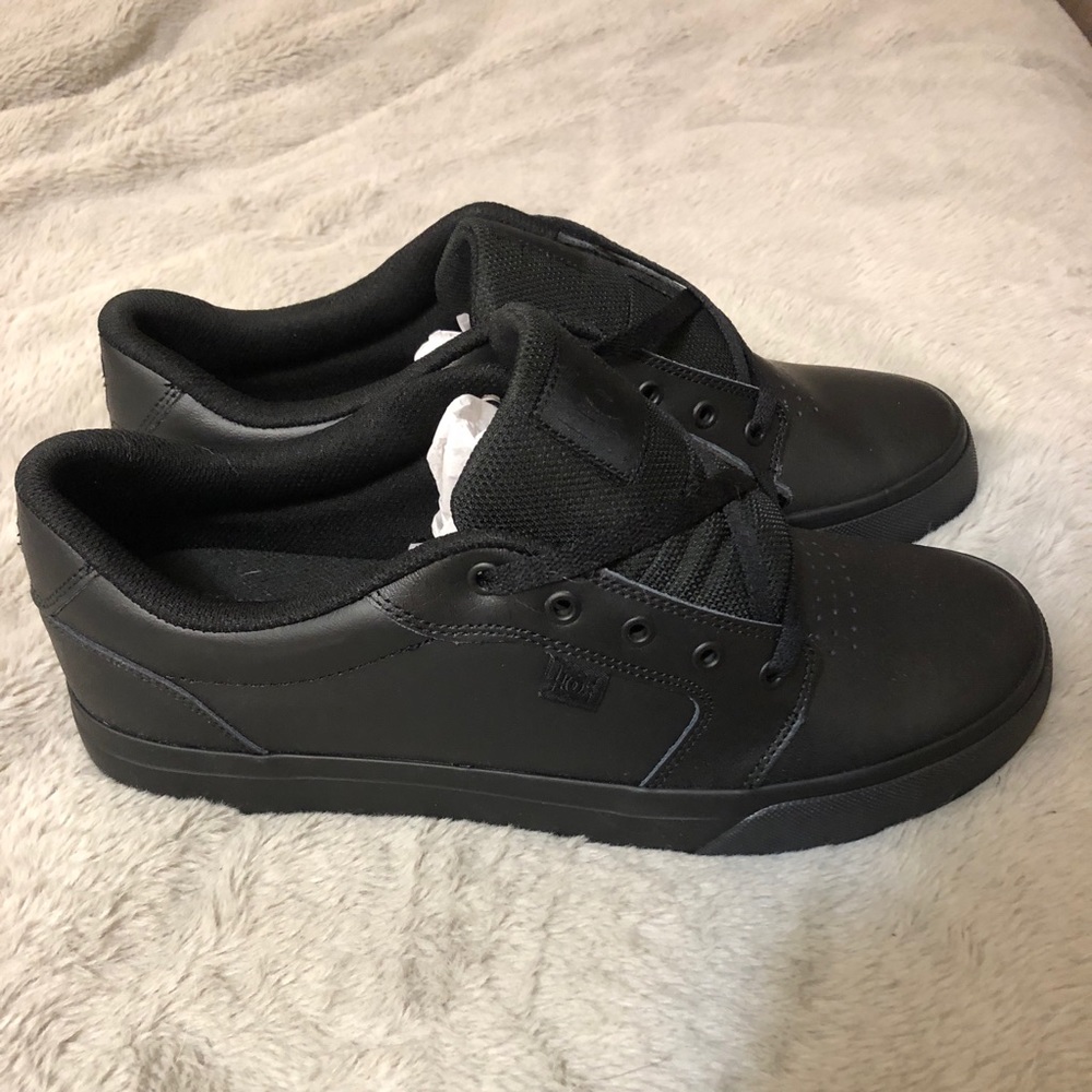 NWOT DC Anvil SE Skater Shoes in Black